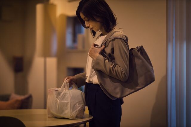 【心理テスト】疲れて帰宅した日。ついバッグの中で放置してしまうのは、次のうちどれ？