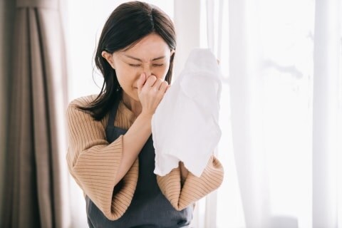 “キッチンのハンドタオルで足拭き” とがめられた夫が反論「汚くない」、異なる「衛生観念」がもたらす悲劇