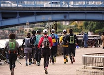 「危なっ！」歩道を疾走するランナー集団、法的に問題ないの？　狭い道で接触の危険も