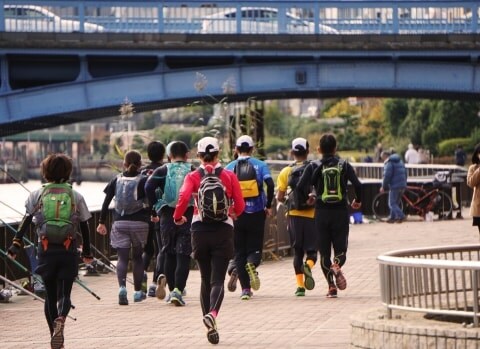 「危なっ!」歩道を疾走するランナー集団、法的に問題ないの? 狭い道で接触の危険も