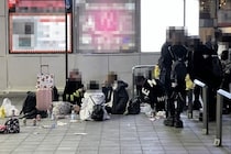 歌舞伎町で中学生が転落死、通行人も負傷…飛び降りに「巻き込む」法的問題は？