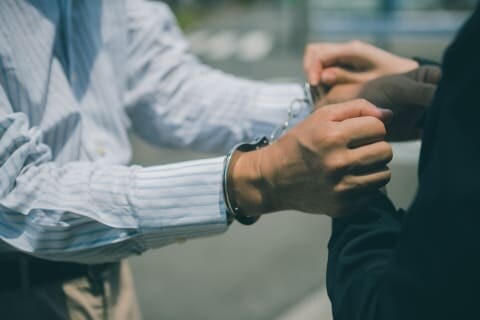 「なぜ野放しなの?」女児わいせつ容疑で「8回目」の逮捕、SNSの疑問呼ぶ「再逮捕」の仕組み解説