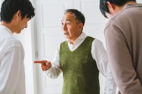 ママ友トラブルで「警察行こうか、コラ」相手の夫から威圧的発言 脅迫になる?