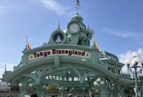 昔のディズニーと違う?サングラスや茶髪のキャストが増えたワケ、オリエンタルランドに聞いた