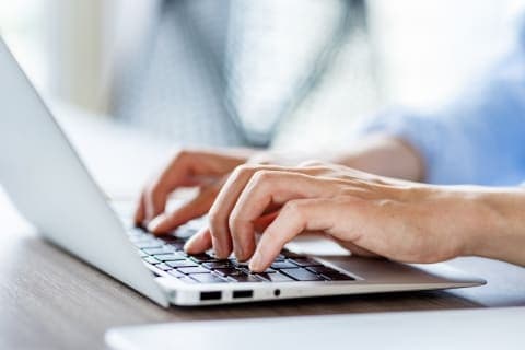 退職日にデータ消去する「時限プログラム」仕込む…日亜化学の元社員逮捕、どこから犯罪に?