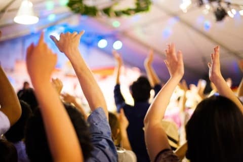 Snow Manライブで女性客が「全裸」?映像拡散で騒動に…「複数の犯罪成立も」弁護士が指摘