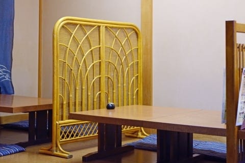 居酒屋の「完全個室」予約→パーテーション席だった…法的問題は? 誤解招く表示は「優良誤認」の可能性も