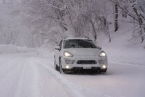 雪道でノーマルタイヤはどんな罪？ 国交省が「法令違反」と注意喚起、立ち往生の車両に批判の声