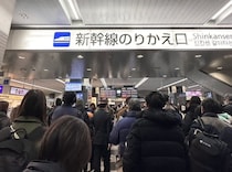 新幹線のリクライニング「無言でマックス」にイラッ…車内のトラブルどう対応する？