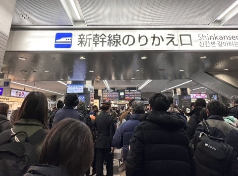 新幹線のリクライニング「無言でマックス」にイラッ…車内のトラブルどう対応する?