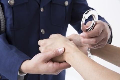 警察署で年越し…年末年始に逮捕されたら「おせち料理」は出る? 意外と知らない刑事手続のリアル