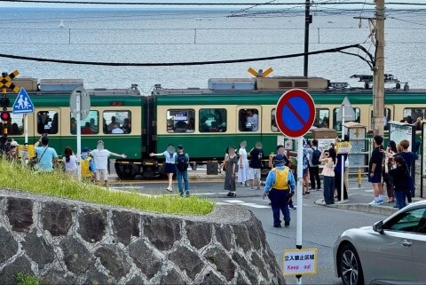 公園で全裸、民家の敷地で排泄…スラムダンク聖地に訪日客殺到、地元住民に広がる困惑と対策求める声