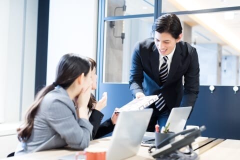 「これって窃盗?」職場の“消えたお菓子事件” 置き菓子勝手に食べたら法的にアウト?