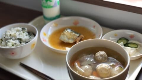 「ムスリム対応の給食を提供」誤情報で自治体に1000件超の抗議、拡散者の法的責任は？