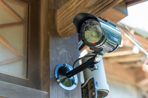 「もう我慢できない」隣人の防犯カメラが自宅玄関に向いている！撤去や撮影範囲の変更を求めることはできるか？