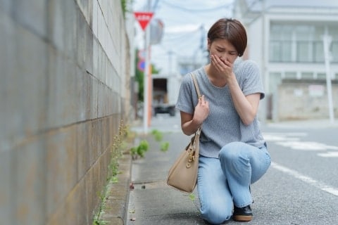 路上でつばや嘔吐、これって犯罪?軽犯罪法が問題になるケースを弁護士が解説