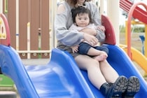 「大人の膝ですべり台」は危険、子どもの足がねじれて骨折も…小児救急医学会の注意喚起に「知らなかった」の声