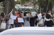 「想定より重い」「甘い、死刑にすべき」山上被告人の無期懲役判決　傍聴した人はどう見たか