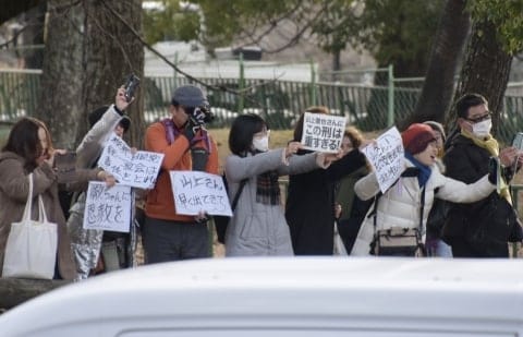 「想定より重い」「甘い、死刑にすべき」山上被告人の無期懲役判決　傍聴した人はどう見たか