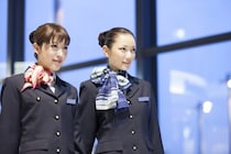 CAのコスプレで飛行機に乗ったらアウト？JALの回答は…海外で発覚した「偽客室乗務員」騒動