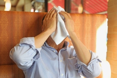 捨てることになる?「おしぼりで鼻をかまないで」SNSで話題に 業界団体に聞いた正しい使い方