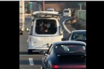 「もし落下したら…」高速道路で後部ドアから身を乗り出し撮影、事故が起きたら責任は？