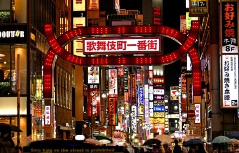 マチアプで「ホストが客引き」全国初の摘発 なぜ逮捕? ホスクラも罰せられる? 弁護士が解説