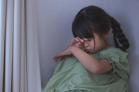 「知人と酒を飲むため」未就学の娘を11時間以上置き去りで逮捕、子どもは何歳から一人で留守番させられる?