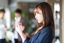 「LINEを全部出せ。拒否なら有給取り消し」枕営業を疑われた営業女性に会社が命令、こんな対応は許される？