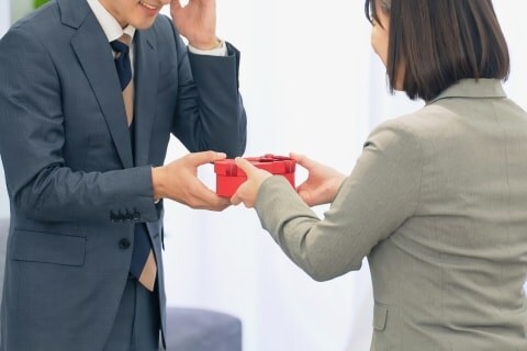 職場のバレンタイン、チョコを「配らないといけない」空気は法的に問題？「気が利かない人」と思われそうで不安