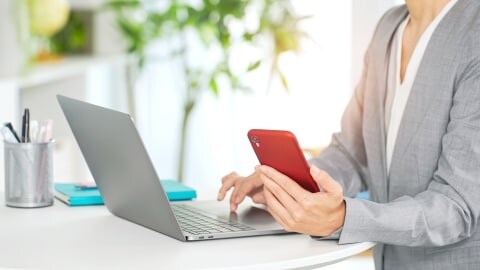 「SlackのDMを提出して」情シス担当はそんな上司命令に従う必要ある? 弁護士が解説