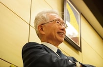 キャンバスの前に立つ「無罪請負人」弘中惇一郎弁護士、絵を描き続ける理由は「人は遊ぶために生まれてきた」