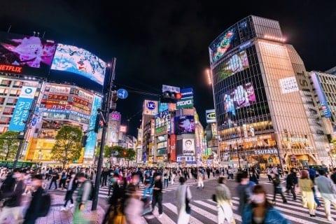 「これはひどい」渋谷スクランブルで観光客の少女突き飛ばす動画拡散、どんな罪に問われる？