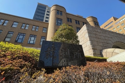 通行人をヘルメットで襲撃、若者4人組の連続強盗…主犯に懲役11年　裁判長「良い友だちを作って」横浜地裁