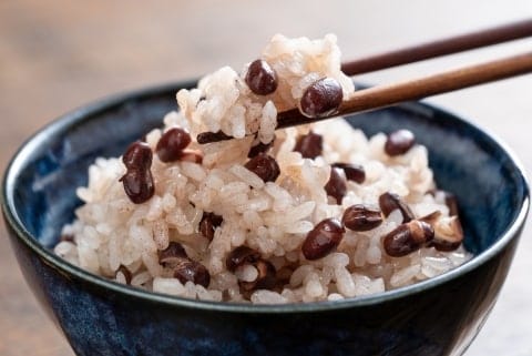 赤飯は「祝い事だけの料理」なのか？　3.11給食で「2100食廃棄」で波紋、業界団体の見解