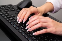 「そのネイルはダメよ」ベテラン女性社員が繰り返し指摘、ときには嫌味も…身だしなみ指導はどこまで許される？