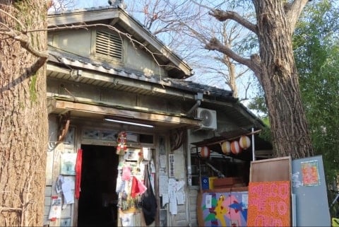 京大「吉田寮」寮生が3月末に一時退去、学生と大学の対話は再開する？　築113年「現棟」を歩く