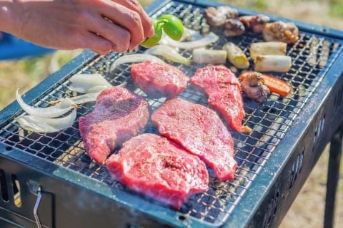 「日本人よ、これがBBQだ」アメリカ人の肉写真が話題、でも日本の住宅街でやったら迷惑？どこから違法になる？