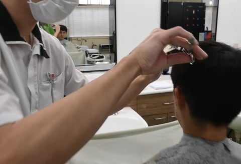 「出所したら母の髪を切りたい」刑務所で理容師になった受刑者、“全部ダメだった”過去と再出発