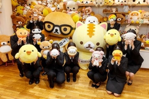 今年も顔隠す「サンエックス」入社式はプライバシー配慮、リラックマはメガネで1日社長に