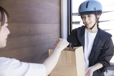 フードデリバリーの「1人1回」限定割引クーポンを「複数回利用」…罪に問われる？　弁護士が解説