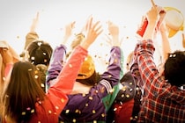 「米俵が落ちてきた衝撃」ライブ観客のダイブ直撃、人気漫画家が負傷…これ傷害罪？