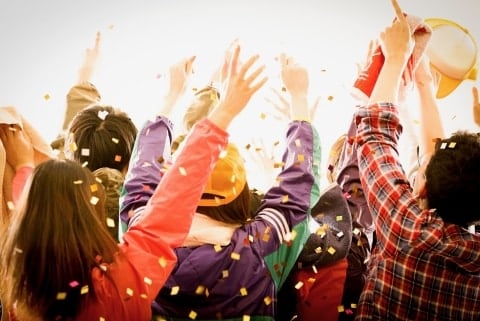 「米俵が落ちてきた衝撃」ライブ観客のダイブ直撃、人気漫画家が負傷…これ傷害罪？