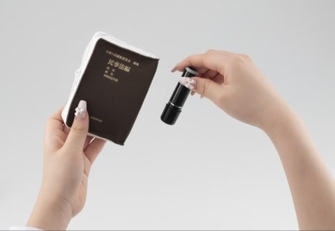 「六法全書」がまさかのカプセルトイに　発売前から法曹関係者も「ほしい！」　精巧すぎる再現の舞台裏