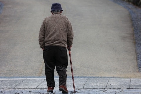 2025年の「孤立死」2万2222人、男性が8割近く占める 50代から急増…政府推計