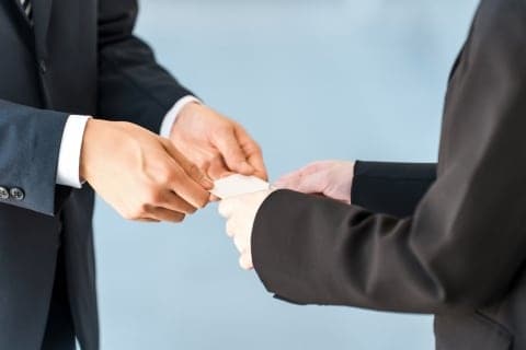 「新人研修です」→名刺渡したら不動産の“営業電話”が…東京駅で注意喚起、これって違法にならないの?