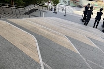 「段差が見えない」高輪ゲートウェイシティの“大階段”で転倒事故報道、施設側の責任は？