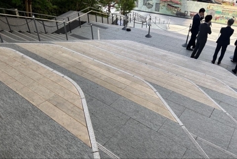 「段差が見えない」高輪ゲートウェイシティの“大階段”で転倒事故報道、施設側の責任は？