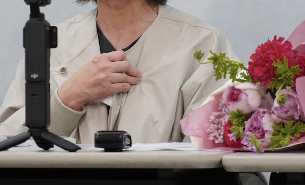 胸元を抑えて言葉を振り絞る女性検事