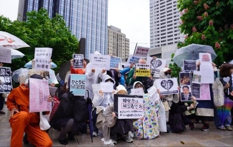 「検察は誰の味方？」大阪地検前で約40人が抗議スタンディング、辞表提出の女性検事に連帯の声